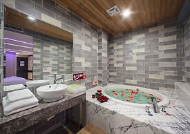 Chen He Spa Motel
