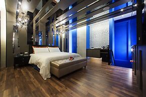 Chen He Spa Motel