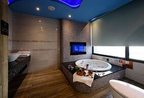 Chen He Spa Motel