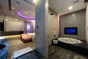 Chen He Spa Motel