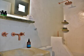 Living Theros Luxury Suites