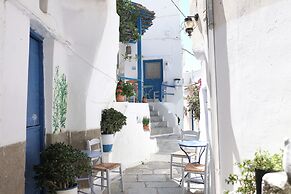 Living Theros Luxury Suites