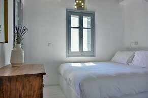 Living Theros Luxury Suites