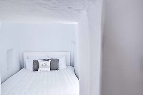 Living Theros Luxury Suites