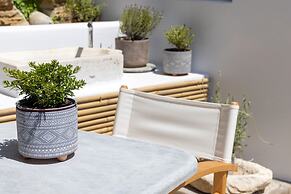 Living Theros Luxury Suites