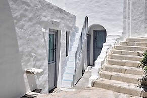 Living Theros Luxury Suites