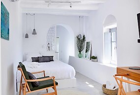 Living Theros Luxury Suites