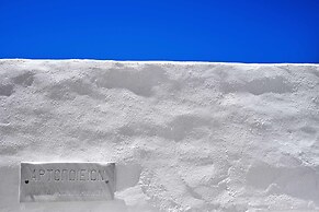 Living Theros Luxury Suites