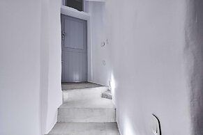 Living Theros Luxury Suites