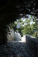 Living Theros Luxury Suites