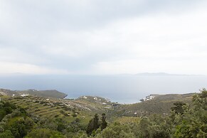 Living Theros Luxury Suites