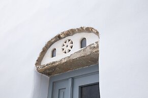 Living Theros Luxury Suites