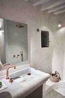 Living Theros Luxury Suites