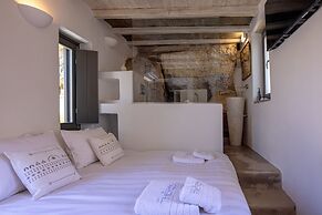 Living Theros Luxury Suites