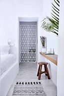 Living Theros Luxury Suites