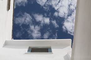 Living Theros Luxury Suites