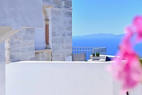 Living Theros Luxury Suites