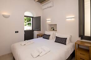 Living Theros Luxury Suites