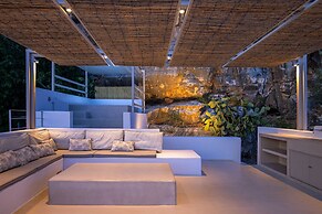 Living Theros Luxury Suites