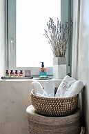 Living Theros Luxury Suites