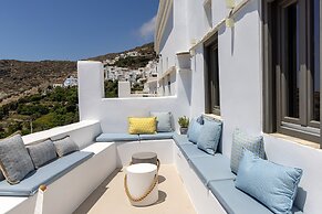 Living Theros Luxury Suites