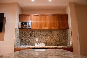 Del Real Hotel & Suites