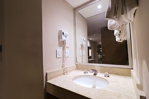 Del Real Hotel & Suites