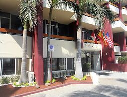 Del Real Hotel & Suites