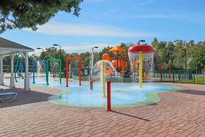 Near Theme Parks! Gorgeous 3 BR Town Home, Splash Park, Pool, Lake, An