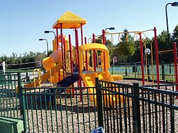 Near Theme Parks! Gorgeous 3 BR Town Home, Splash Park, Pool, Lake, An