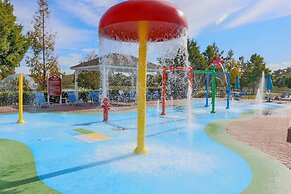 Near Theme Parks! Gorgeous 3 BR Town Home, Splash Park, Pool, Lake, An