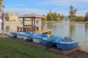 Near Theme Parks! Gorgeous 3 BR Town Home, Splash Park, Pool, Lake, An