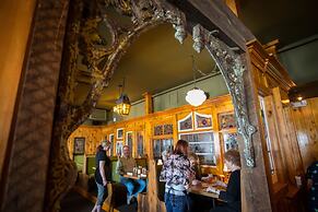 McMenamins Kalama Harbor Lodge