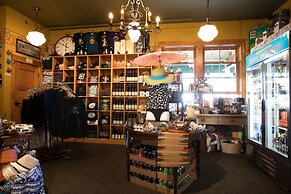 McMenamins Kalama Harbor Lodge