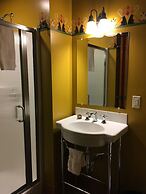 McMenamins Kalama Harbor Lodge