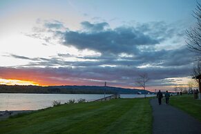 McMenamins Kalama Harbor Lodge