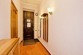 LUXKV Apartment on Gnezdnikovskiy