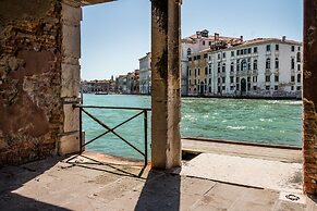 Admiral Emo Palace Over Canal Grande