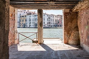 Admiral Emo Palace Over Canal Grande