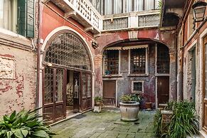 Admiral Emo Palace Over Canal Grande