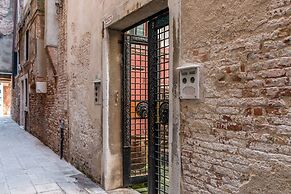 Admiral Emo Palace Over Canal Grande