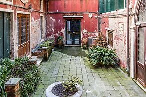 Admiral Emo Palace Over Canal Grande