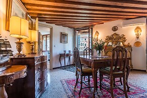 Admiral Emo Palace Over Canal Grande