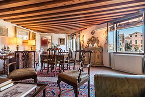 Admiral Emo Palace Over Canal Grande