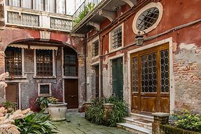 Admiral Emo Palace Over Canal Grande