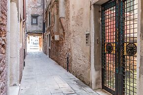 Admiral Emo Palace Over Canal Grande