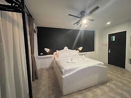 Big Boys' Bed & Burger