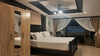 Big Boys' Bed & Burger