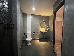 Big Boys' Bed & Burger