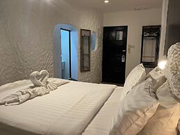 Big Boys' Bed & Burger